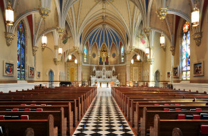 Interior_of_St_Andrew's_Catholic_Church_in_Roanoke,_Virginia